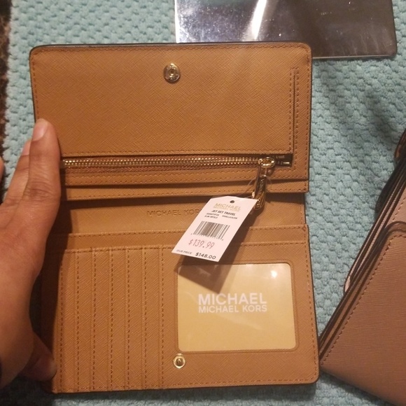 Michael Kors wallet - Picture 3 of 8